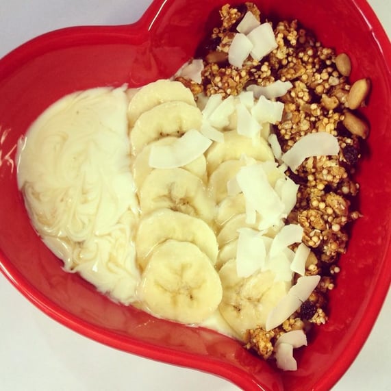Süß-saures Müsli mit Kokosjoghurt, Bananen, Kokosflocken & Ahornsirup.