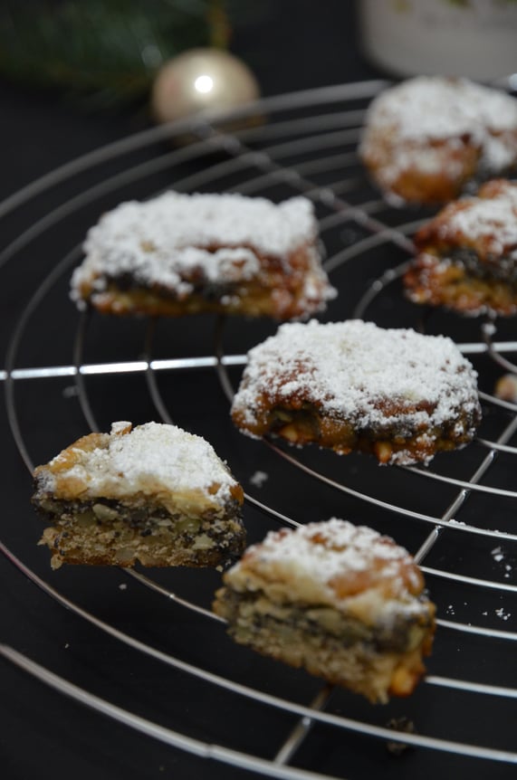 Wir sind gar keine sehr großen Fans von Mohn, aber im selbst gemachten Stollenkonfekt ist er eine wunderbare und sehr leckere Alternative zu getrockneten Früchten.