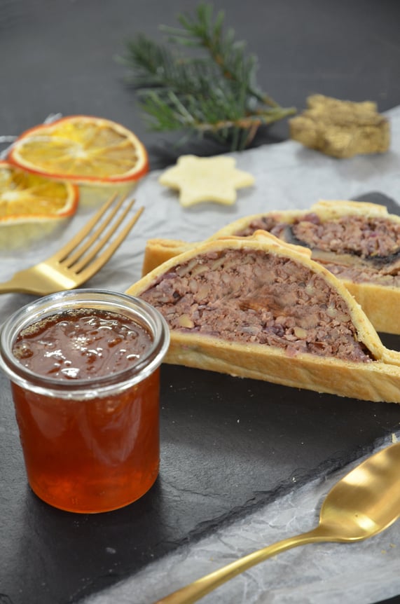 Die fruchtig-exotische Note des Earl Grey-Chutneys passt hervorragend zu dem deftig-süßen Braten.