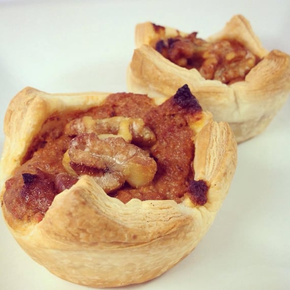 Blätterteig-Quiches gefüllt mit Walnuss-Chili-Birnen-Pesto, dekoriert mit Walnüssen.