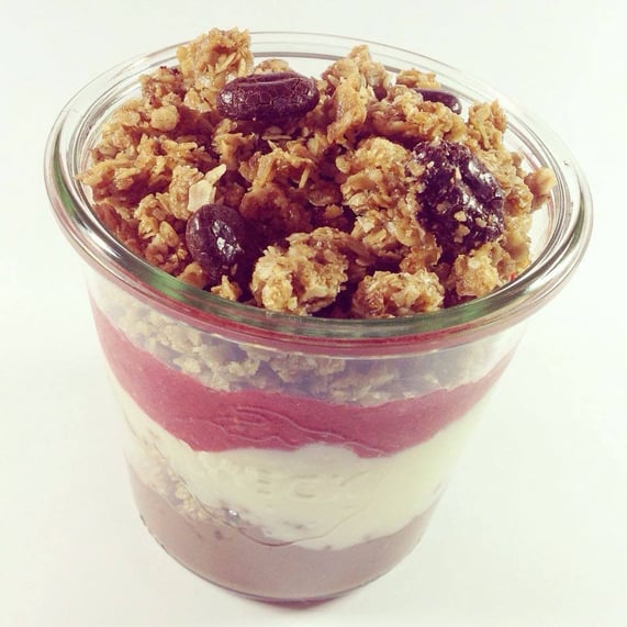 Serviervorschlag v.u.n.o.: Alpro Dessert Nougat, Müsli, Alpro Dessert Mandel, Himbeersoße, Müsli