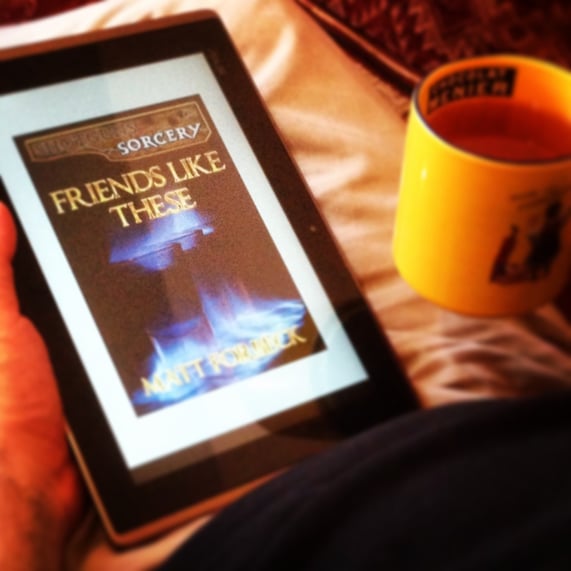 Ich mit Tee in der Lieblingsleseecke