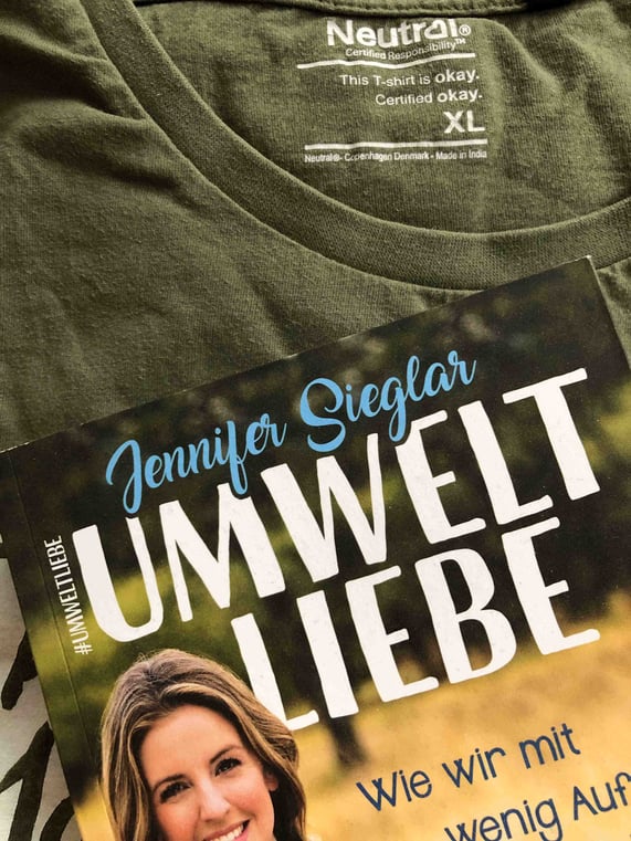Ein Erkennungsmerkmal von fairer Kleidung sind zum Beispiel Siegel, wie hier das Neutral-Siegel im T-Shirt von dem nachhaltigen Modelabel Sandy P. Peng.