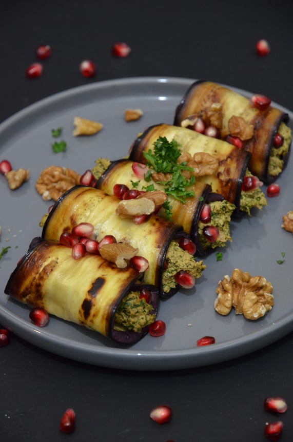 Mit Walnusspaste gefüllte Auberginenröllchen.