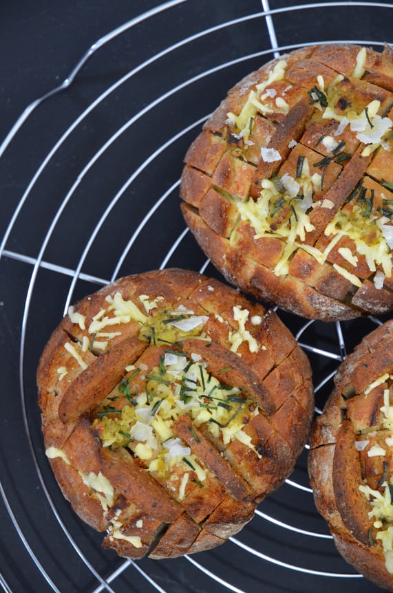 Frisch aus dem Ofen: die gefüllten Zupfbrötchen mit Hanf-Chorizo