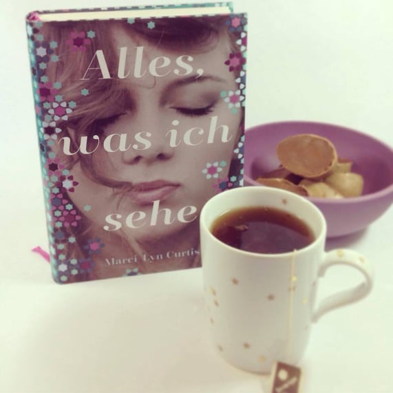 Ein gutes Buch mit der richtigen Verpflegung ist (nicht nur) für freie Ostertage genau das richtige.