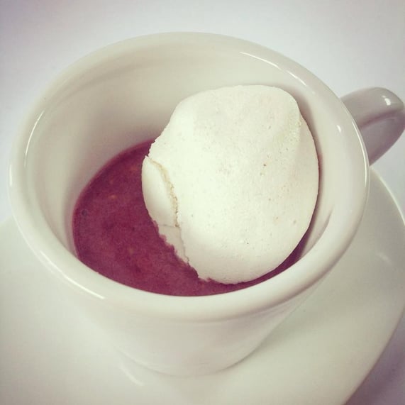 Baiser auf Himbeer-Erdnuss-Smoothie