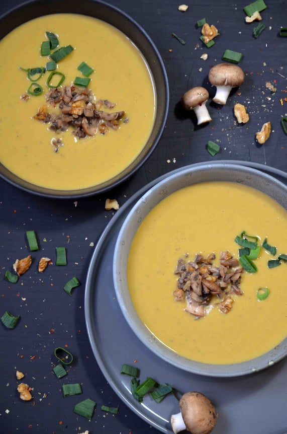 Maronensuppe, vegan, mit Pilz-Walnusstopping und Frühlingszwiebeln