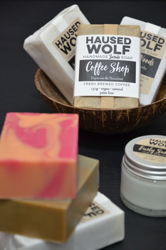 Seifenvariationen von Haused Wolf sowie Deocreme im Glastiegel.