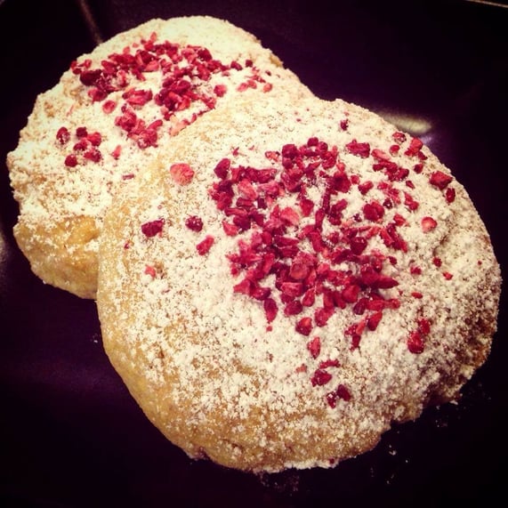Berliner mit Pflaumen-Himbeer-Marmelade.