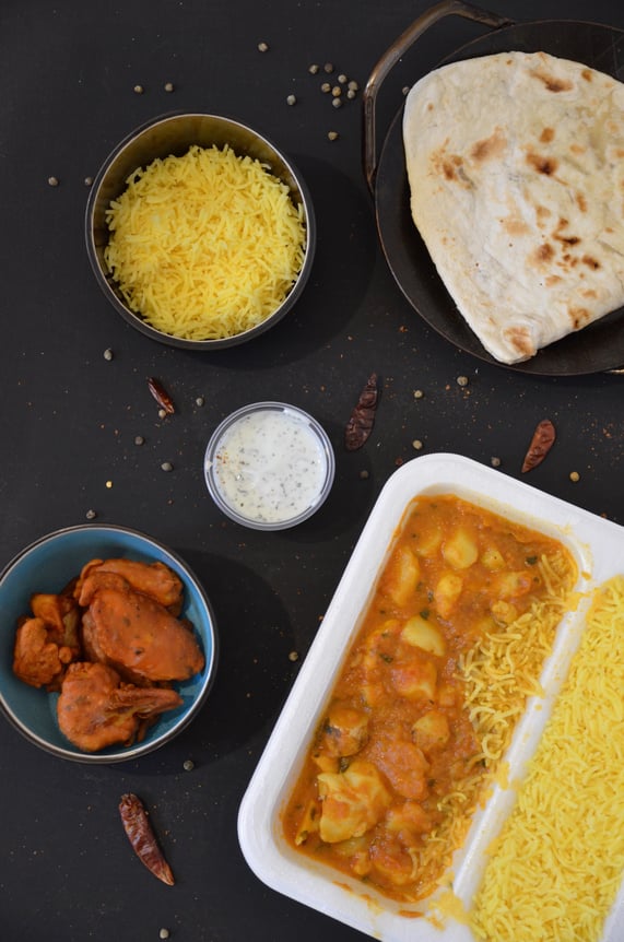 Indisches, veganes Curry mit Safranreis und Naan-Brot.