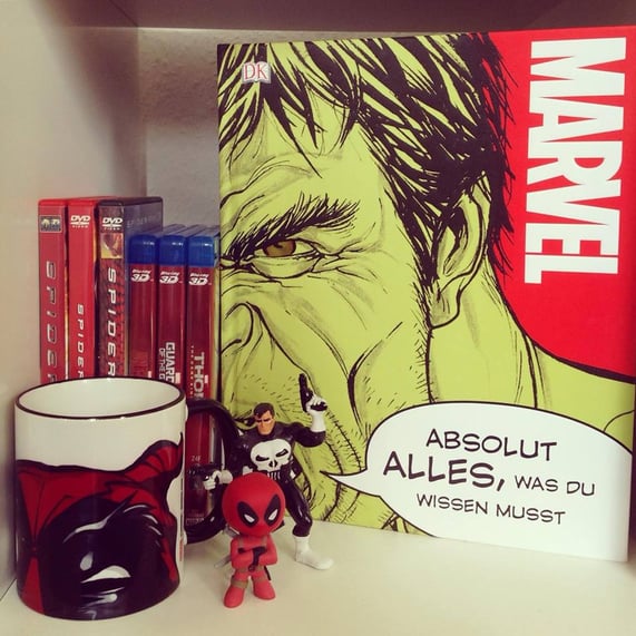In einem Marvel-Regal darf das Buch auf keinen Fall fehlen (Merchandise: freundliche Leihgabe von einer lieben Freundin).