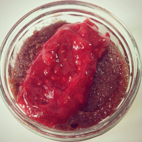 Mousse au Chocolat mit Himbeerpüree