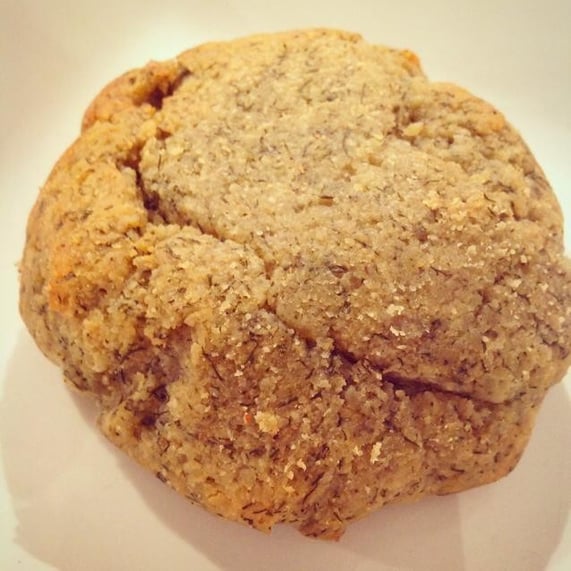 Dillkäse vor dem Anschneiden.