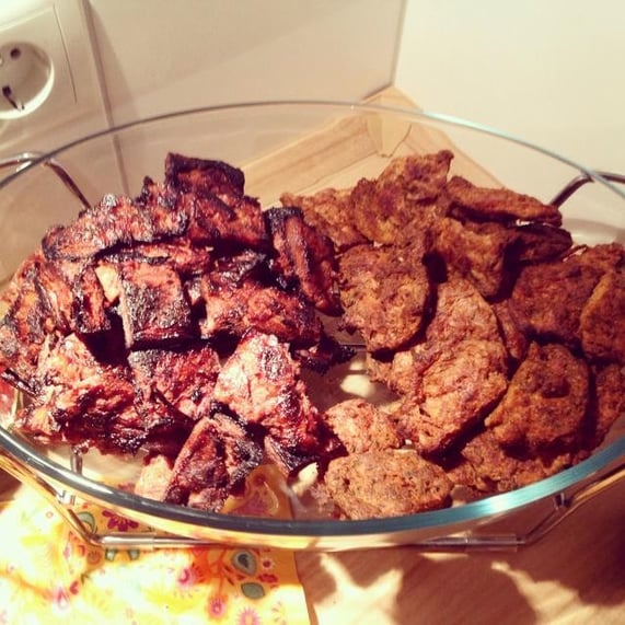 Links im Bild: Earl Grey-Pflaumen-Marinade; rechts: Rote Hawaii-Rub