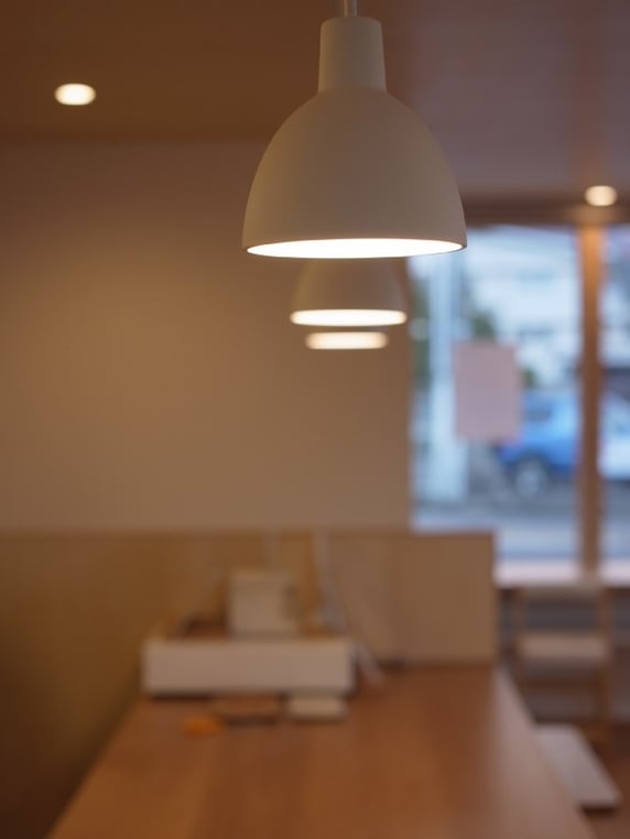 ベーカリーショップ　クロリ・BREAD＆LIFE　店舗併用住宅　松本市　新築工事　長野県松本市の建築家　Louis Poulsen トルボー 120 ペンダント　建築設計事務所　パン陳列台ペンダント照明