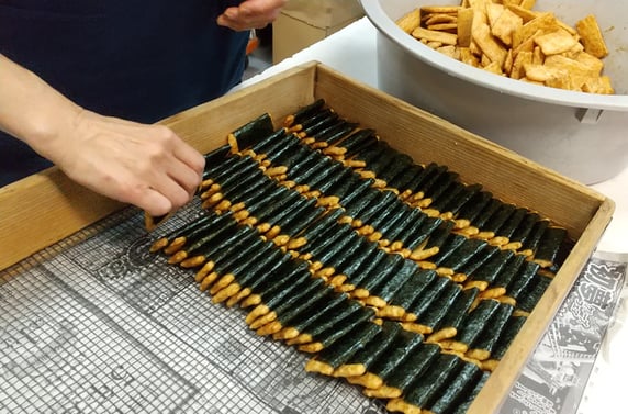 焼き海苔巻きせんべい