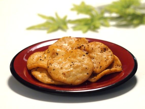 黒こしょうせんべい