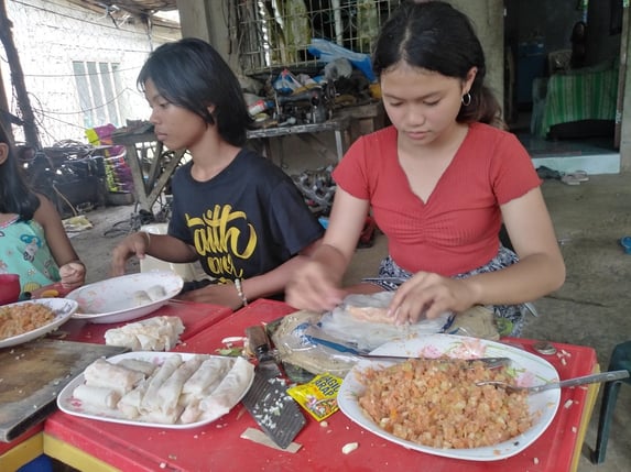 ライスペーパーで春巻き作り