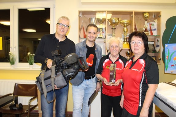 Die ORF NÖ-Mitarbeiter Markus Posch und Mathias Eßmeister kamen nach Sierndorf, um unseren Hollabrunner Superstar Margit Schieder beim Training zu filmen. Die stolze Tochter Eva Graser freute sich mit ihrer Mutter.
