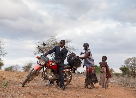 Der Bauer Kisilu Musya reist von seiner Heimat Kenia nach Paris an den Weltwirtschaftsgipfel  (Bild: srf.ch)