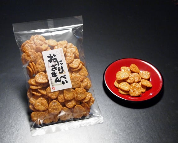 粒米を残したおにぎり型せんべい