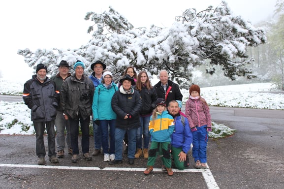 Frühjahrsexkursion am 5. Mai 2019. Gruppenbild bei suboptimalem Wetter.