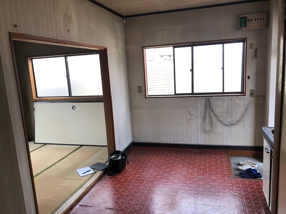 戸田市賃貸アパート長期入居で退去後のお部屋の様子-だいぶ汚れてます