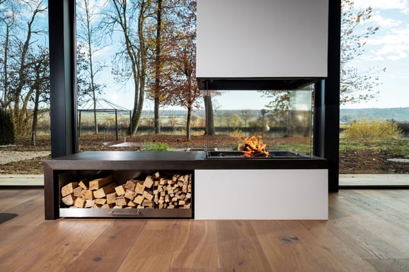 STAFFIERI Cheminée-Einsatz: Das vierseitige rahmenlose Cheminée-Modell in Einzelanfertigung lässt optisch die Bereiche Innen und Aussen miteinander verschmelzen.