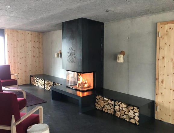 Insert de cheminée STAFFIERI: Modèle de cheminée hydro avec échangeur de chaleur intégré, qui peut ainsi servir à chauffer l'eau.