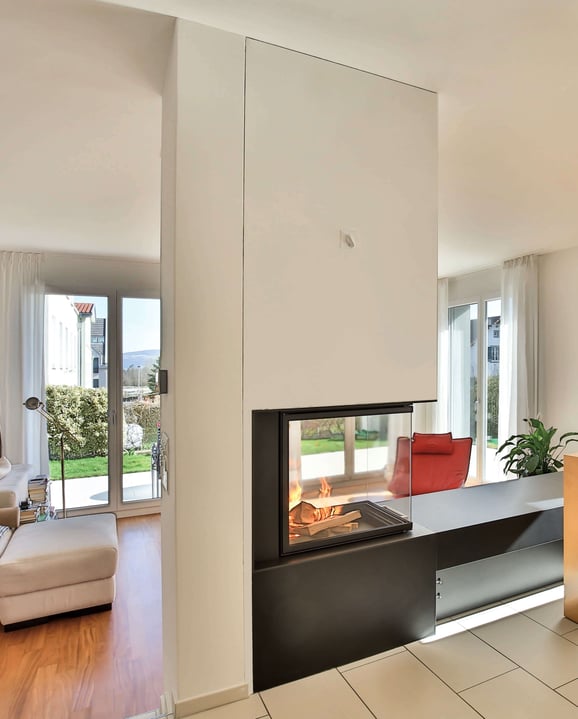 Insert de cheminée STAFFIERI: modèle de série à trois côtés comme séparation de pièce - solution parfaite pour séparer, mais aussi relier en même temps les différents espaces de vie.