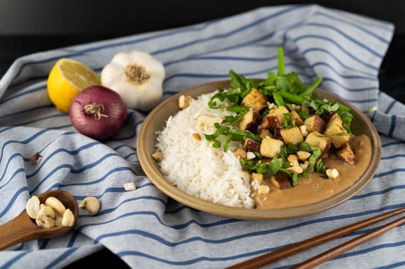 Knuspriger Erdnuss-Tofu mit Bohnen aus dem Dampfgarer.
