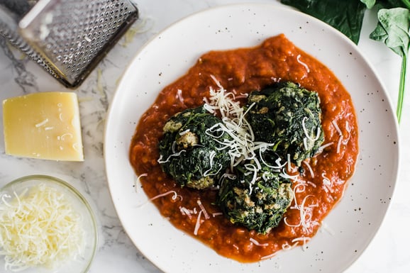 Spinat-Knödel auf Tomatensauce aus dem Dampfgarer.