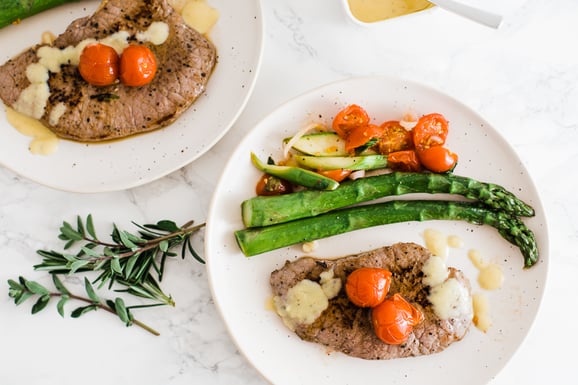 Rindshuft mit Spargeln und Tomaten aus dem Dampfgarer.