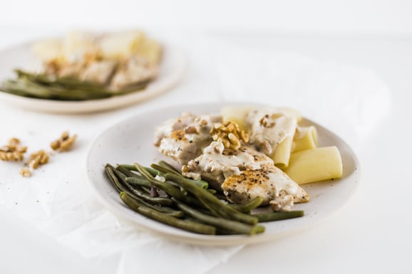 Pouletbrüstchen an Nusssauce aus dem Dampfgarer.