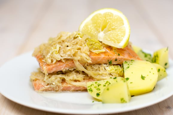 Sauerkratu-Wirsing mit Lachs aus dem Dampfgarer.