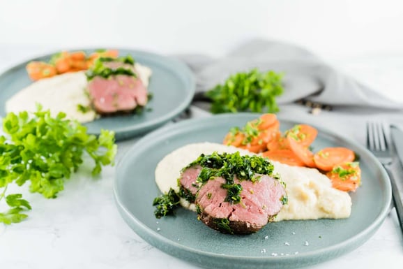 Rindsfilet an Kräuterkruste aus dem Dampfgarer.