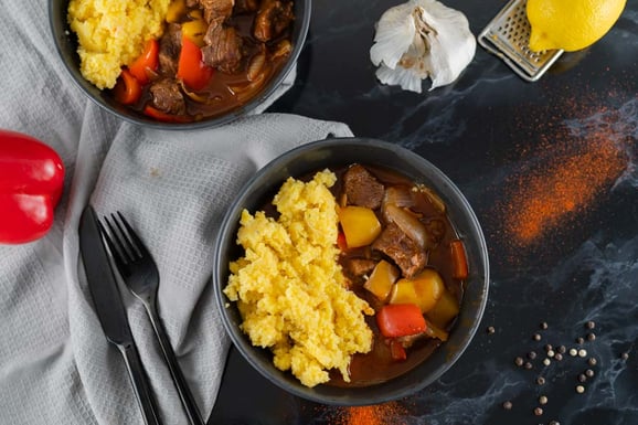 Ungarisches Gulasch mit Polenta aus dem Dampfgarer.