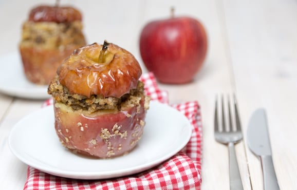 Bratäpfel mit Haselnüssen, Rosinen und Honig aus dem Dampfgarer.