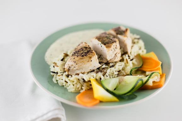 Dill-Poulet mit Reis und Gemüse aus dem Dampfgarer.