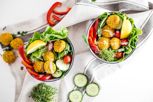 Süsskartoffel-Falafel Bowl aus dem Dampfgarer.