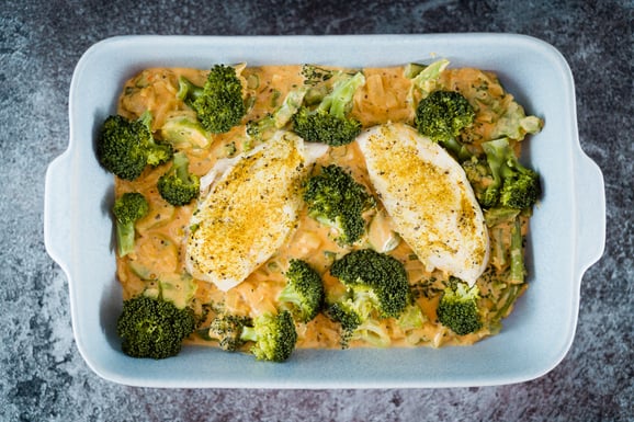 Poulet an Brokkoli-Senf-Rahm-Sauce aus dem Dampfgarer.