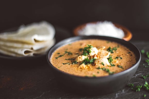 Butter Chicken mit Reis und Fladenbrot aus dem Dampfgarer.