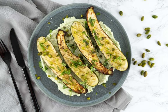 Zucchini auf Basilikum-Feta aus dem Dampfgarer.