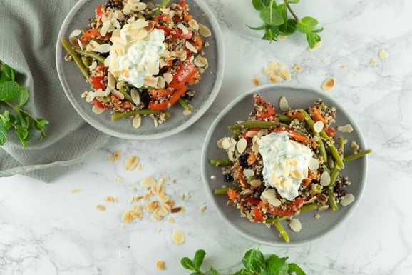 Quinoa-Gemüse mit Feta-Joghurt aus dem Dampfgarer.