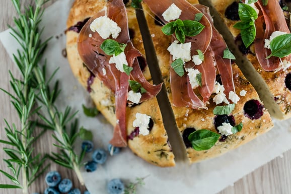 Focaccia mit Blaubeeren aus dem Dampfgarer.