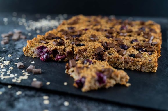 Schoko-Beeren-Hafer Bars aus dem Dampfgarer.