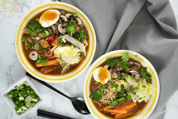 Ramen-Suppe aus dem Dampfgarer.