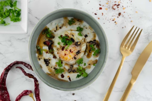 Türkische Eier (Cilbir) aus dem Dampfgarer.