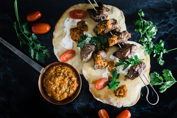 Rumpsteak-Spiesse mit Fladenbrot aus dem Dampfgarer.